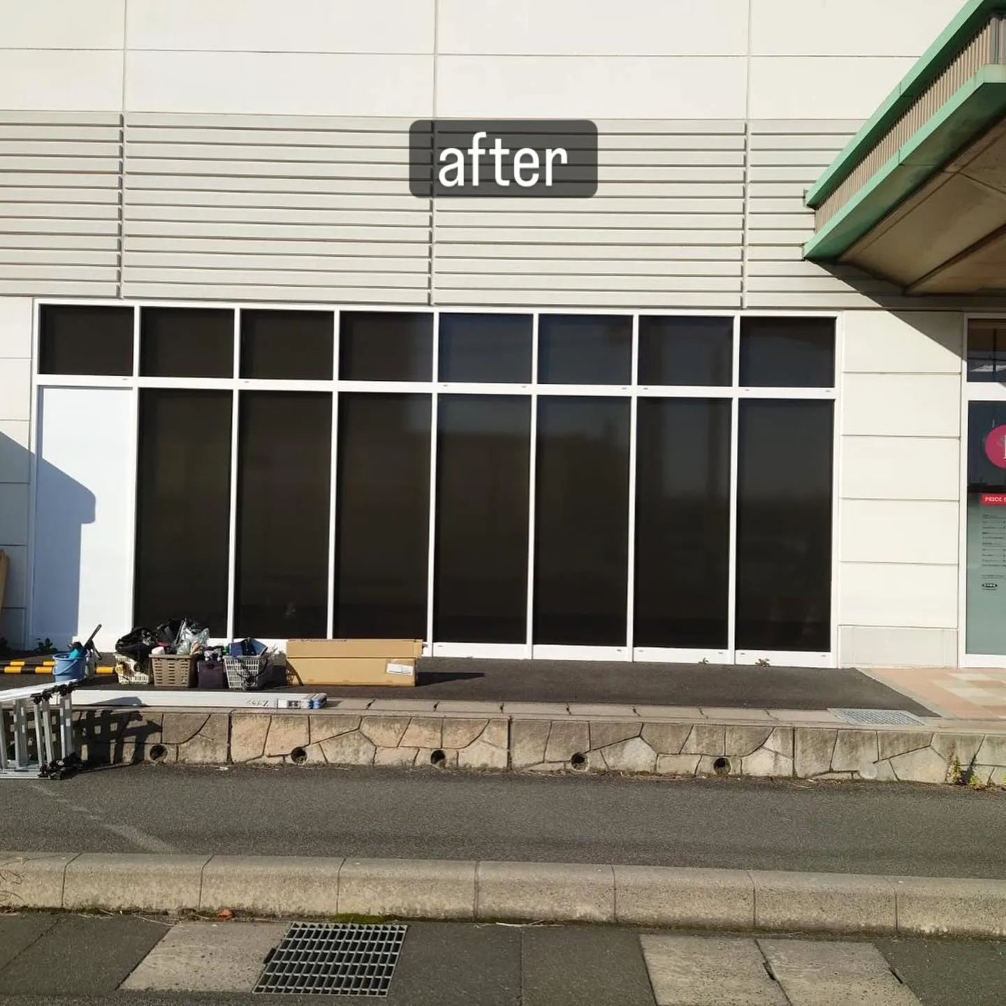 店内のロールスクリーンの隙間から日の光が入り眩しいとのご相談...